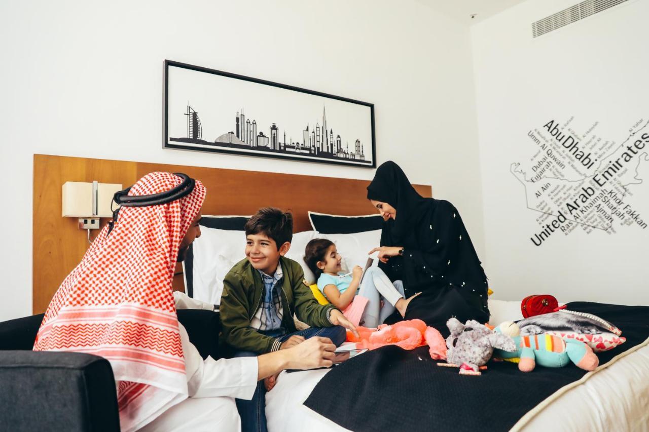 Tryp By Wyndham Dubai Hotel Ngoại thất bức ảnh Family in a hotel room