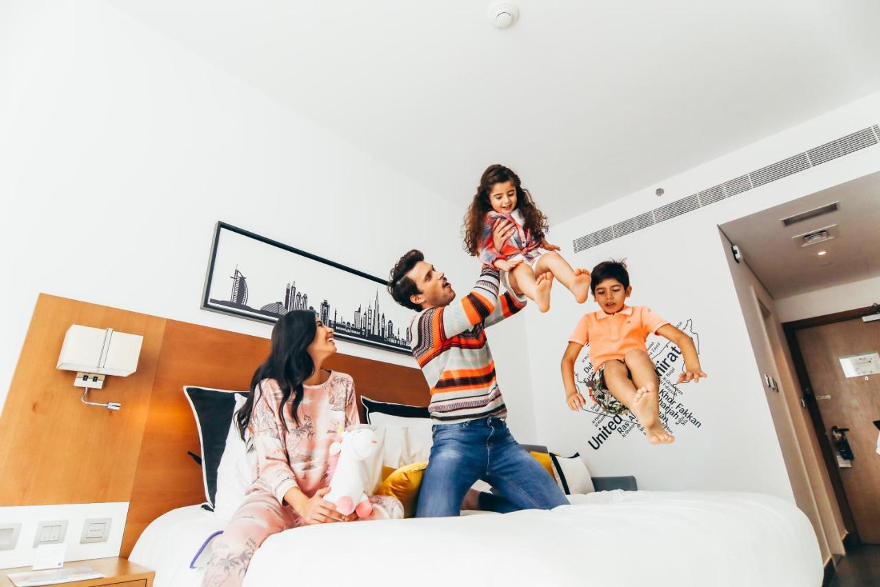 Tryp By Wyndham Dubai Hotel Ngoại thất bức ảnh Family in a hotel room